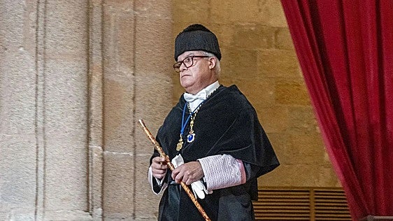 El rector busca revalidar el cargo en la UEx con una lista con tres caras nuevas