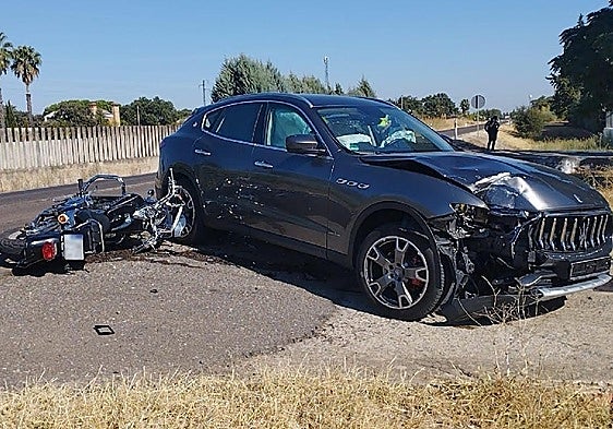 Estado en el que han quedado la moto y el coche tras el siniestro ocurrido en el kilómetro 7 de la EX-310.