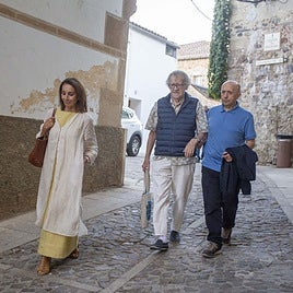 Ana Belén, Ian Gibson y Luis Alegre en el casco histórico de Cáceres.