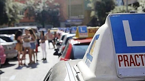 La Asamblea reclama al Gobierno soluciones ante la espera para obtener el carné de conducir en Extremadura