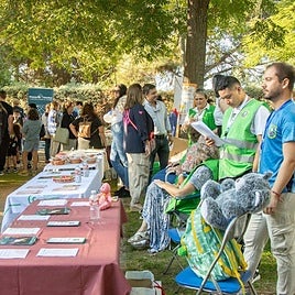 Voluntarios en una mesa informativa en otra edición del encuentro de la plataforma en Mérida.