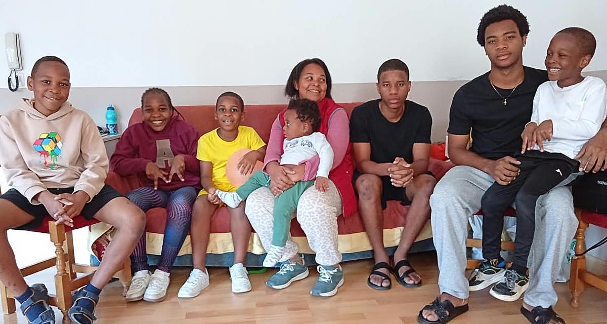 Puri y sus siete hijos ya son una familia más en Siruela | Hoy