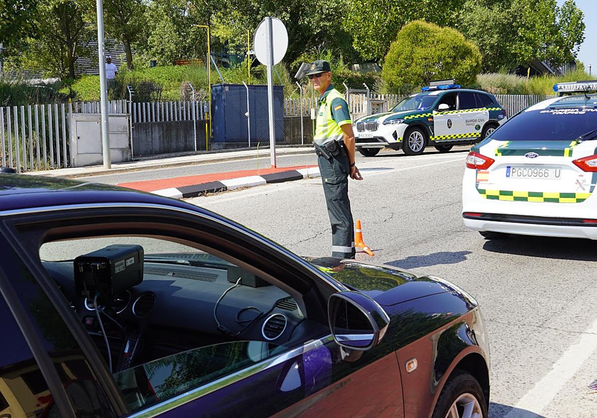 La Guardia Civil pone 9.245 multas en solo siete días: el error con el móvil que te cuesta 6 puntos del carnet y 200 euros | Hoy