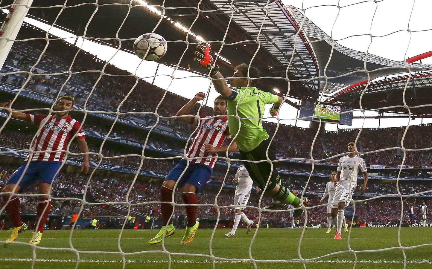 ábado, 24 de mayo. Momento en el que el Atlético de Madrid se adelanta en el marcador al Real Madrid en la final de la UEFA Champions League. EFE / EPA / HUGO DELGADO