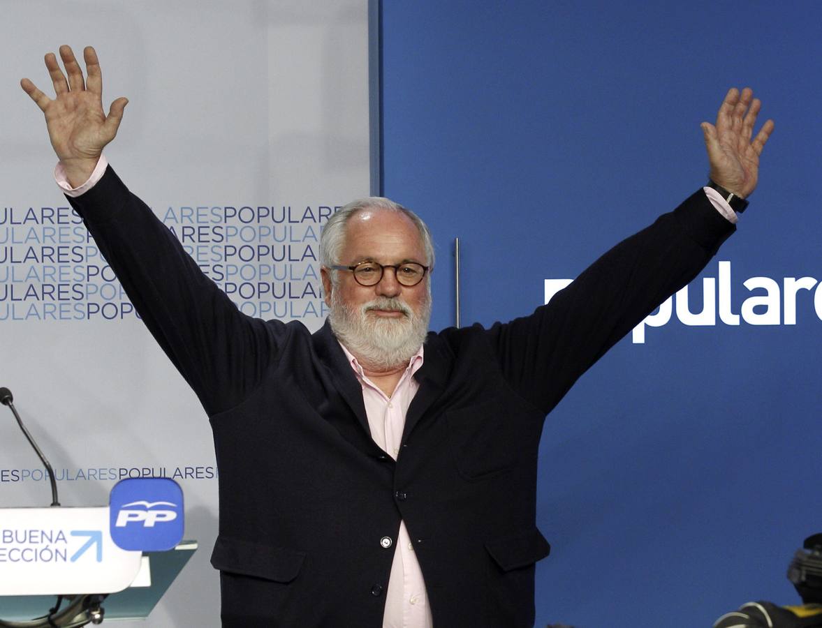 Domingo 25 de mayo: Miguel Arias Cañete, cabeza de lista del PP en las elecciones europeas, saluda a sus simpatizantes tras conocer los resultados. EFE/Alberto Martín