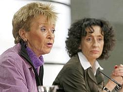 La vicepresidenta primera del Gobierno, María Teresa Fernández de la Vega (i), y la ministra de Cultura, Mercedes Cabrera, durante la rueda de prensa que ofrecida tras la reunión del Consejo de Ministros. /EFE