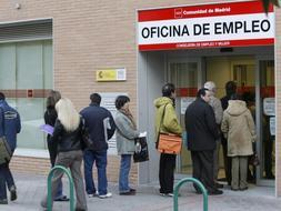 Un grupo de personas hace cola en la entrada de una oficina de empleo de la Comunidad de Madrid. /Archivo