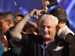 El presidente electo de Panamá, Ricardo Martinelli, proclama su victoria mientras saluda a sus seguidores. / Efe