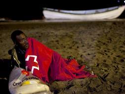 Imagen de archivo de un inmigrante tras llegar al sur de Tenerife. / Efe