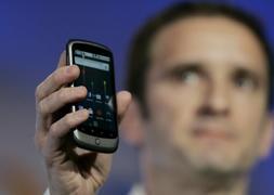 Google presenta Nexus One, su primer teléfono móvil inteligente para hacer sombra al iPhone