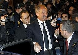 Camps, a la salida del juicio. / Foto: Heino Kalis (Reuters) | Vídeo: Atlas