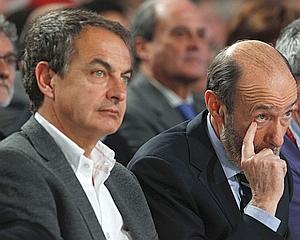 José Luis Rodríguez Zapatero y Alfredo Pérez Rubalcaba en Sevilla./  Marcelo del Pozo (Reuters)