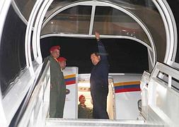 Chávez, en el momento de subir al avión rumbo a Cuba. / Efe