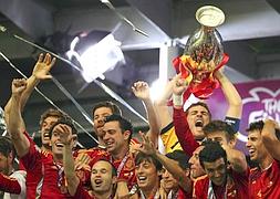 Los jugadores españoles levantan la copa de campeones./AFP