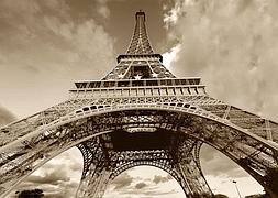 La Torre Eiffel vista desde abajo. / Archivo