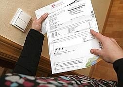 Una persona contempla su recibo de la luz. / Foto: Archivo