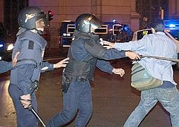 Los antidisturbios desalojan la madrileña Plaza de Cibeles, tras la marcha de protesta del 25S. / Luca Piergiovanni (Efe)