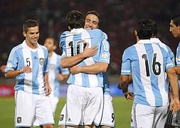 Higuaín y Messi lanzan a Argentina