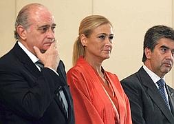 Fernández Díaz, con la delegada del Gobierno en Madrid y el director general de la Policía. / Foto: Javier Lizón (Efe) | Vïdeo: Ep