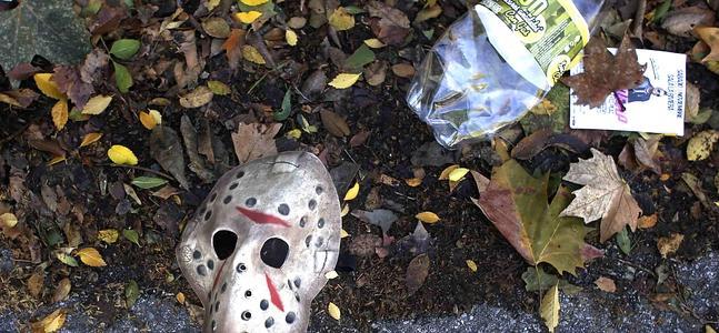 Una máscara y una botella de plástico, junto al Madrid Arena. / Susana Vera (Reuters)