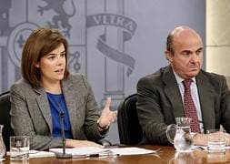 Luis de Guindos (d.) y Soraya Sáenz de Santamaría. / Paco Campos (Efe)