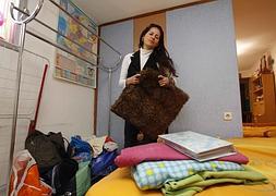 Ana, recolocando sus cosas nuevamente en casa. / J.R Ladra / V. Carrasco