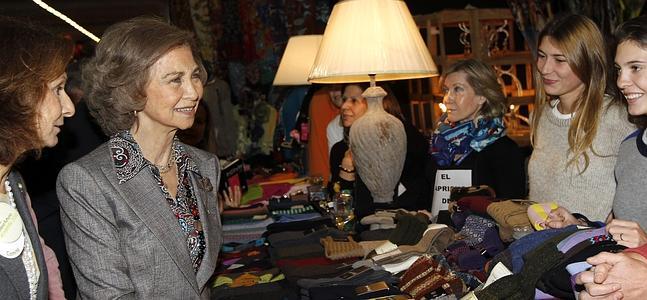 Doña Sofía, visitando el mercadillo 'Nuevo Futuro'. / Efe