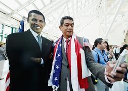 Simpatizante demócrata de origen latino posa junto a una figura, a tamaño natural, de Obama. / Afp