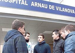 Amigos de Héctor acudieron ayer a visitarle. / Damián Torres