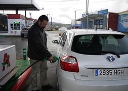 Un hombre echando gasolina al depósito. / Archivo