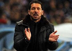 Simeone aplaude durante un partido de Liga./Jorge Guerrero (AFP)
