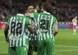 Rubén Castro recibe la felicitación de sus compañeros tras marcar el segundo gol ante el Granada. / Miguel Ángel Molina (Efe)