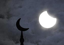 Eclipse de Luna el 22 de julio de 2009 visto desde la ciudad china de Yinchuan. / AP