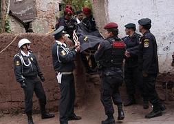 Policías peruanos trasladando el cuerpo del ciudadano chileno Gustavo Castillo Gaete. / Foto: Efe | Vídeo: Atlas