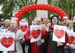 Varios activistas en contra del matrimonio homosexual protestan ante el Parlamento de Londres. / Efe