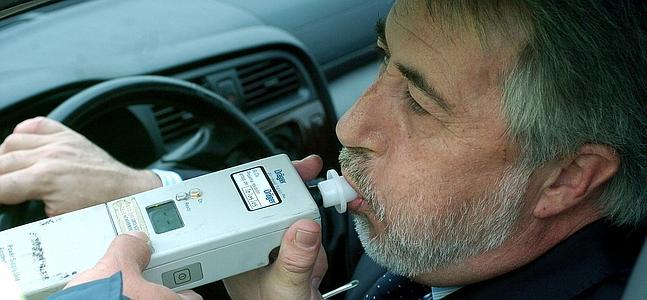 Un conductor, en una prueba de alcoholemia. / Archivo