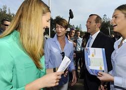 Tony Abbott acude a votar junto a su mujer. / Efe