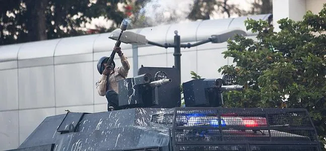 Miembros de la Policía Nacional Bolivariana se enfrentan con manifestantes opositores. / S. Donaire