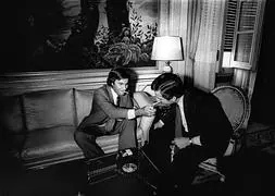 Adolfo Suárez, con un cigarrillo, en un encuentro con Felipe González. / Archivo