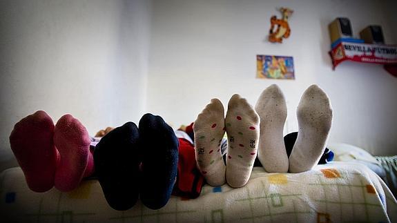 Cuatro niños, en la habitación de su casa.