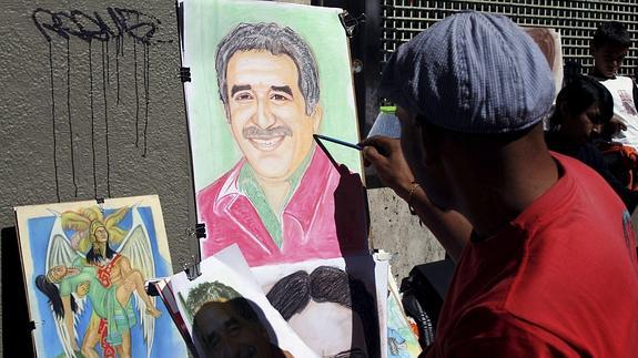 Un artista callejero dibuja un retrato de García Márquez en Bogotá. 