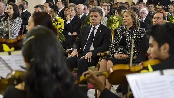 Santos y su mujer, durante el homenaje en Colombia 
