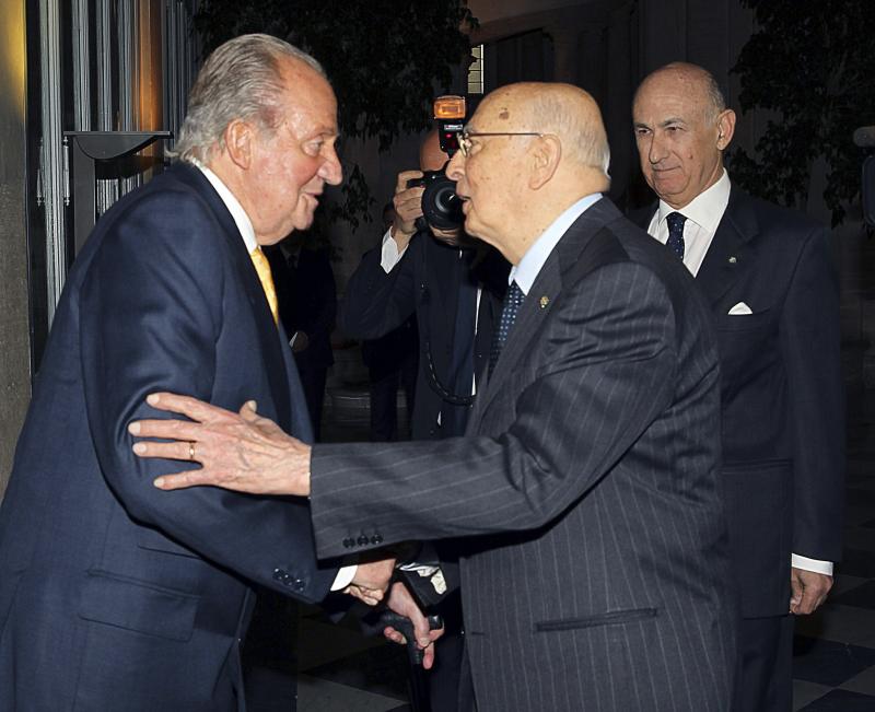 El Rey Juan Carlos y el presidente italiano, Giorgio Napolitano (d)