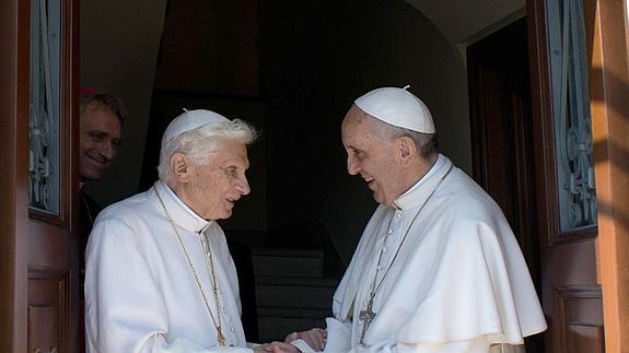 Benedicto XVI y Francisco. 