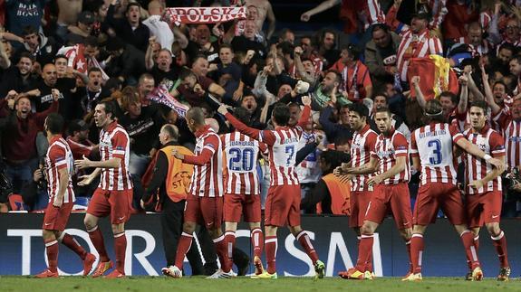 Los atléticos celebran uno de los goles. 