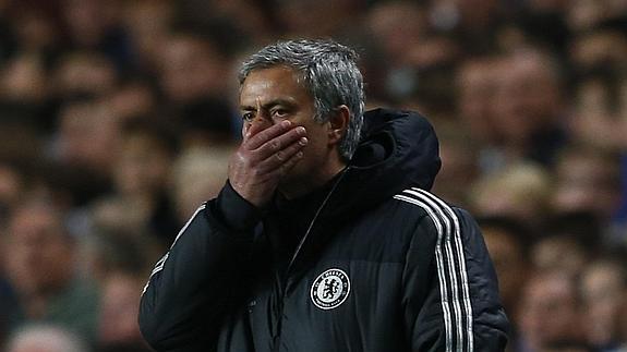Mourinho se tapa la boca en la final. 