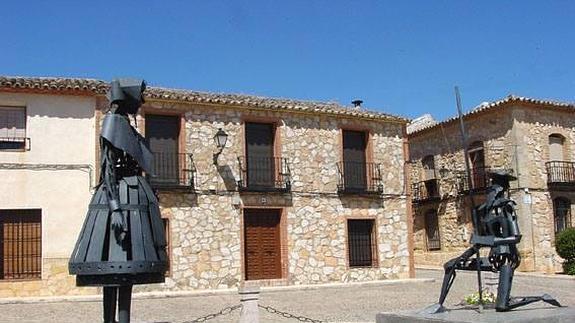 Estatuas de Dulcinea y Don Quijote en la plaza de la localidad toledana de El Toboso