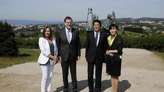 El presiente del Gobierno, Mariano Rajoy , y su esposa, Elvira Fernández, acompañan al primer ministro de Japón, Shinzo Abe, y su esposa, Akie Abe, en el mirador del Monte del Gozo, en el Camino de Santiago. 