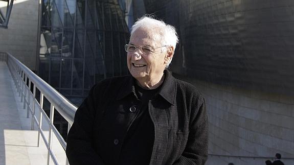 El arquitecto Frank Gehry, ante una de sus obras mas famosas, el Museo Guggenheim de Bilbao. 