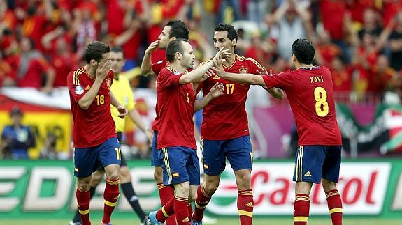 Xavi celebra un gol junto a Arbeloa, y a Iniesta, Fábregas y Jo